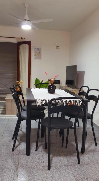 mesa de comedor con sillas y mantel en APART CENTER en Villa María