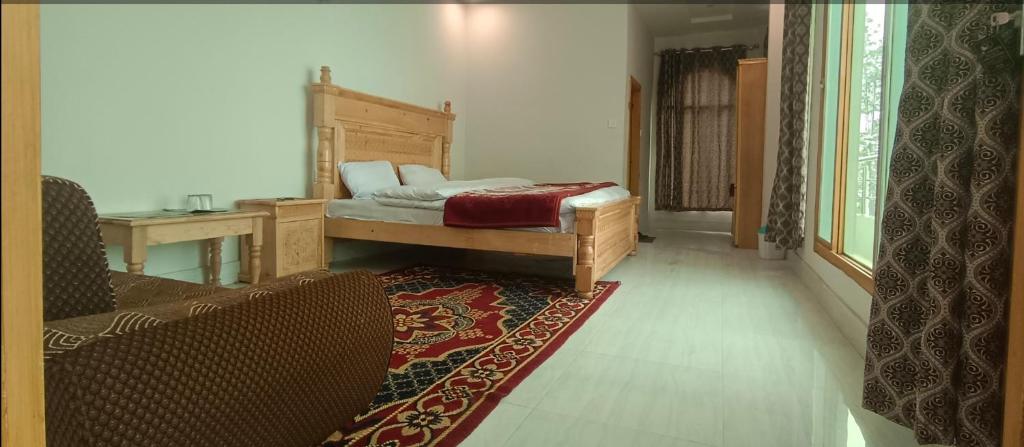 een slaapkamer met een bed en een rood tapijt bij Al-Sadiq Hotel & Restaurant Malam Jabba Swat in Swat