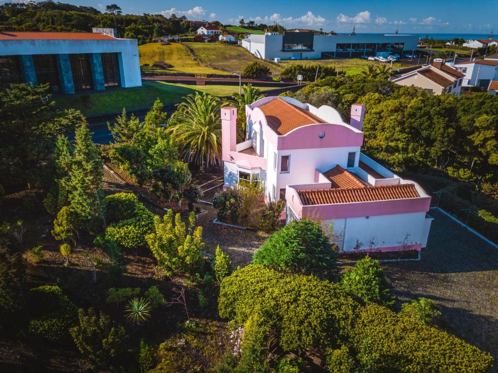 uma vista aérea de uma casa em Casa Cor de Rosa em Madalena