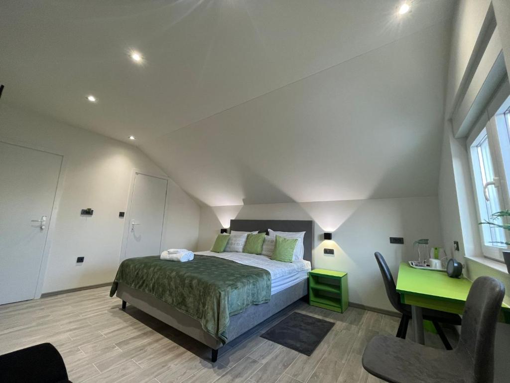 Posteľ alebo postele v izbe v ubytovaní Rooms Jelak