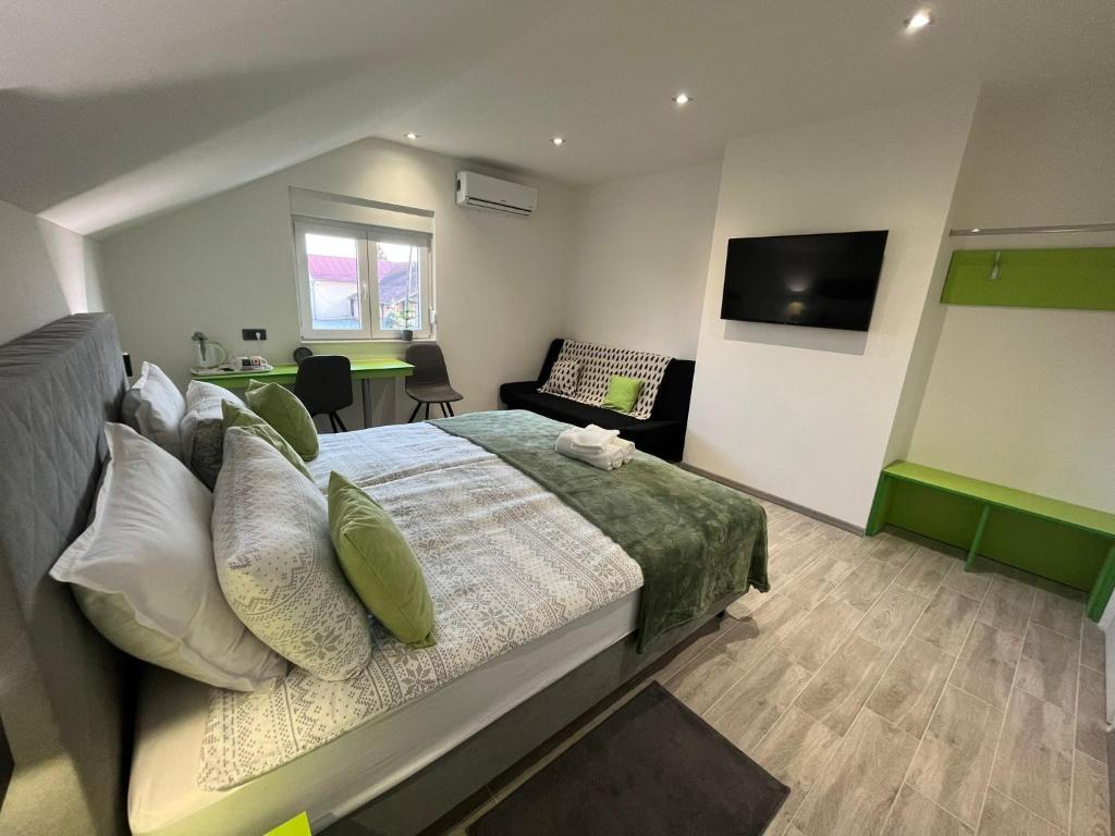 Televízia a/alebo spoločenská miestnosť v ubytovaní Rooms Jelak