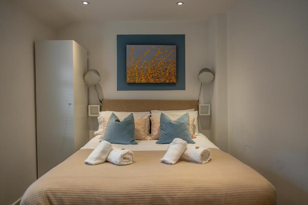 una camera con un letto con tre cuscini di Town Street Apartment a Marple