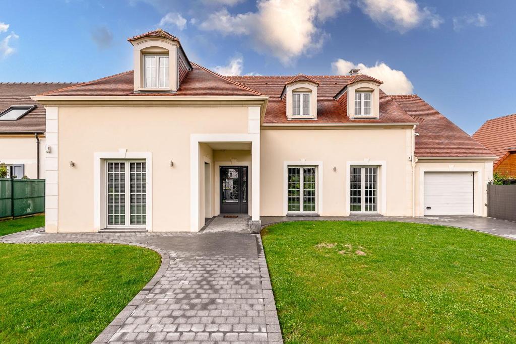 Beautiful Villa with Pool 15 min from Disneyland Paris