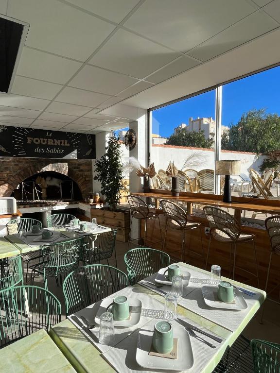 Restaurace v ubytování Hôtel Les Sables - Urban Style - by Logis Hotels