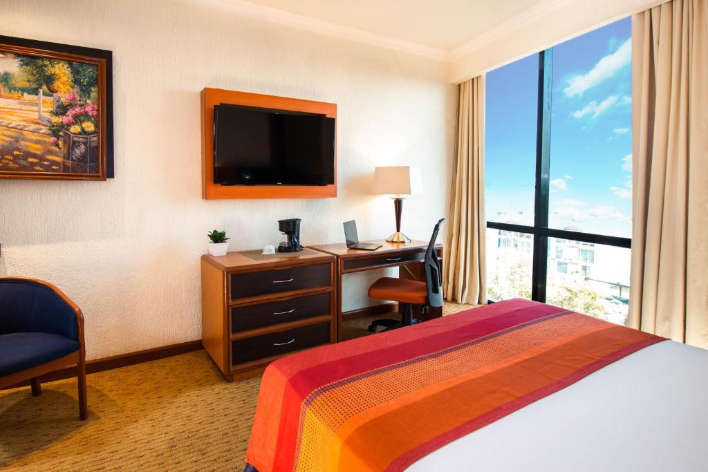 Postel nebo postele na pokoji v ubytování Hotel Guadalajara Plaza Expo