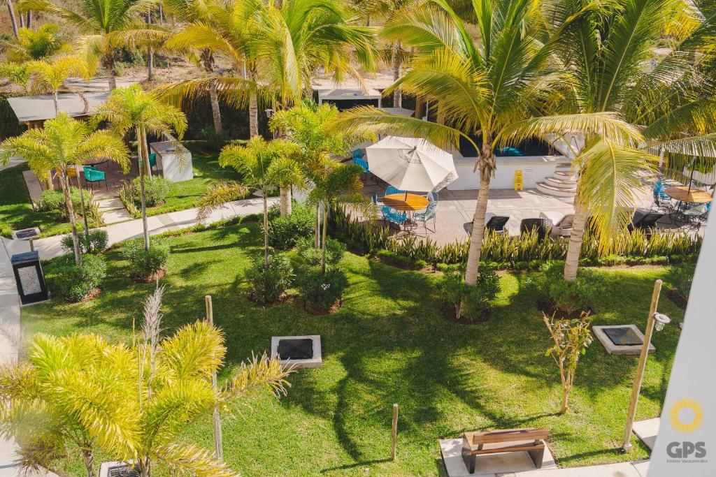 an aerial view of a resort with palm trees and a pool at Palmilla 301,depa 5 min de playa in Mazatlán