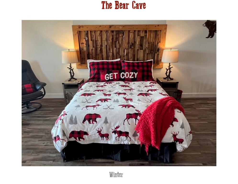 ein Bett mit einer Daunendecke mit Fledermäusen drauf in der Unterkunft The Horse Lake Inn in Lone Butte