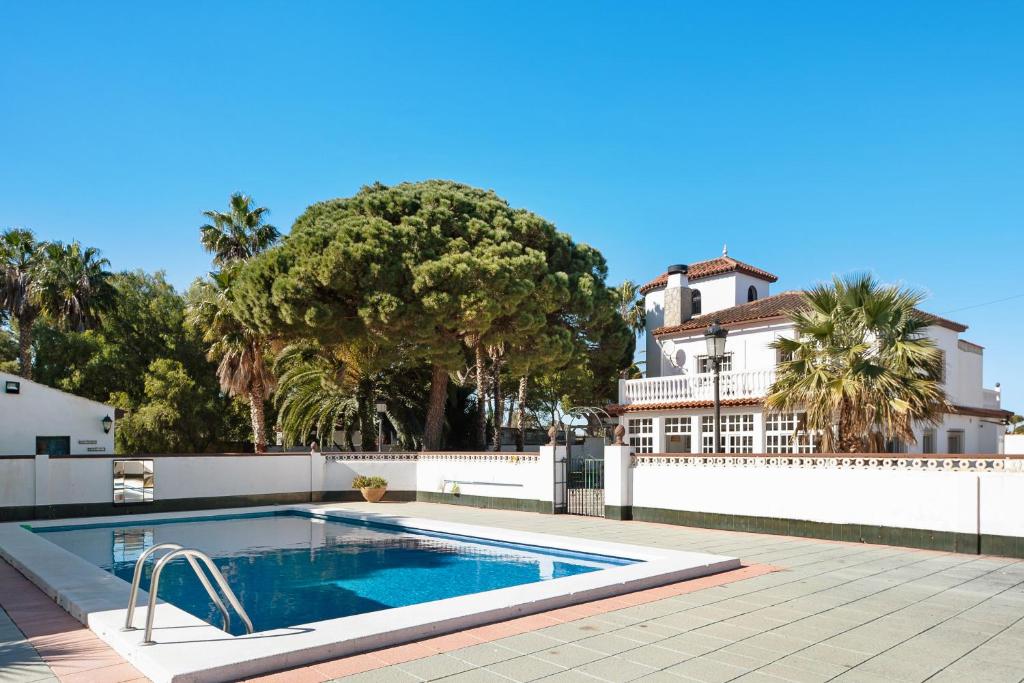 a swimming pool in front of a house at Villa Paraíso in Chiclana de la Frontera