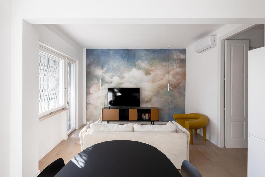 - un salon avec un canapé et un tableau mural dans l'établissement Gold Medals Flat, à Rome