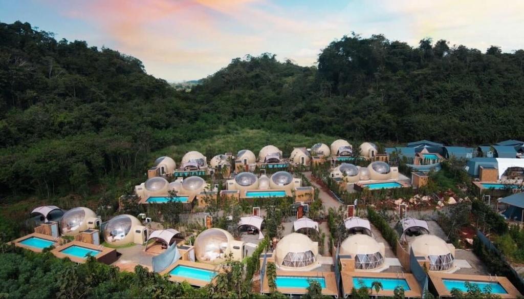 The X10 Nordic Tent and Glamping Pool Villa Khaoyai เขาใหญ่ - SHA Certified في Ban Thung Sawang: اطلالة جوية على منتجع فيه قباب