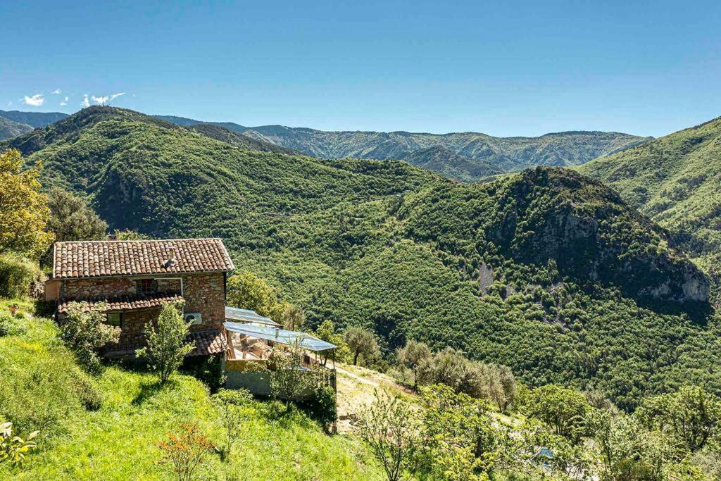 LantosqueにあるVue magnifique & Nature -Maison confortable -の山を背景にした丘の上の建物