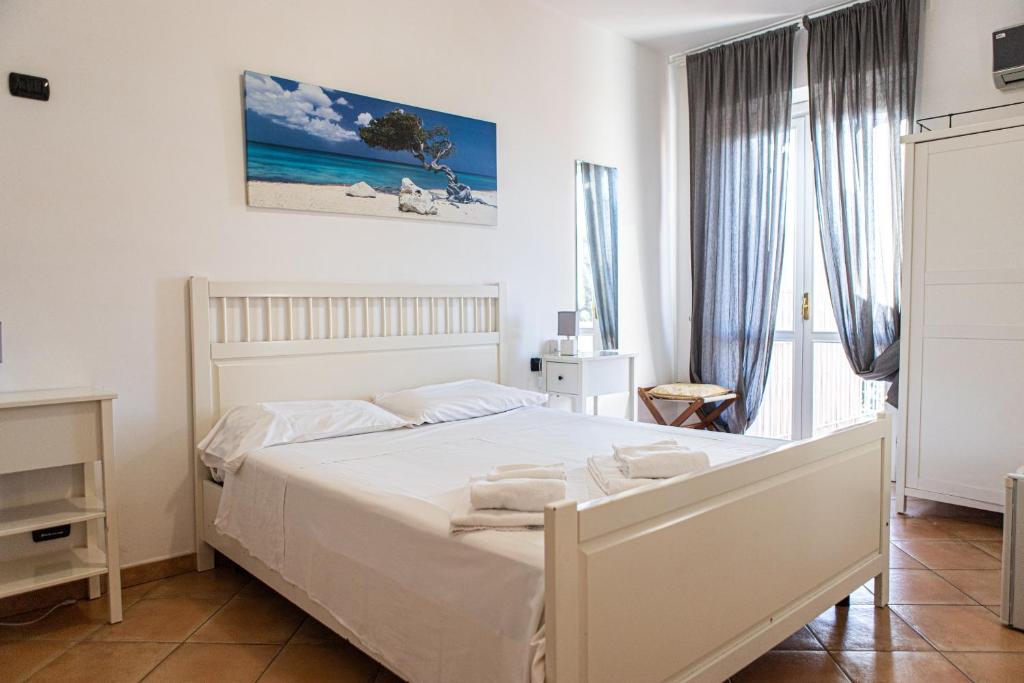 a bedroom with a large white bed in a room at Gambero Nero in Tellaro
