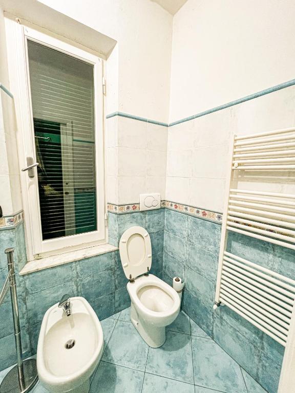 a bathroom with a toilet and a sink at Gambero Nero in Tellaro