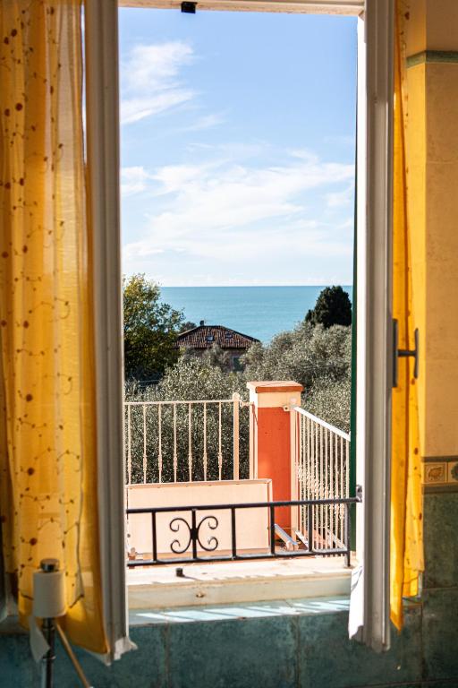 an open window with a view of the ocean at Gambero Nero in Tellaro