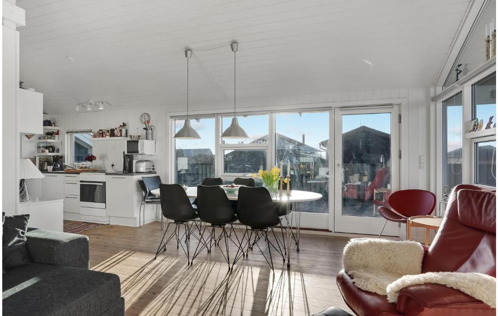 Posezení v ubytování Amazing Home In Løkken With Kitchen