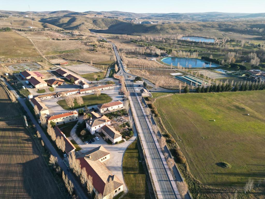 una vista aérea de una localidad con carretera en Vettonia, en Ávila