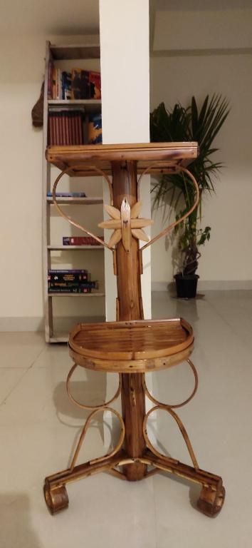 una mesa de madera con un estante encima en unTrained & unPlanned, en Jabalpur
