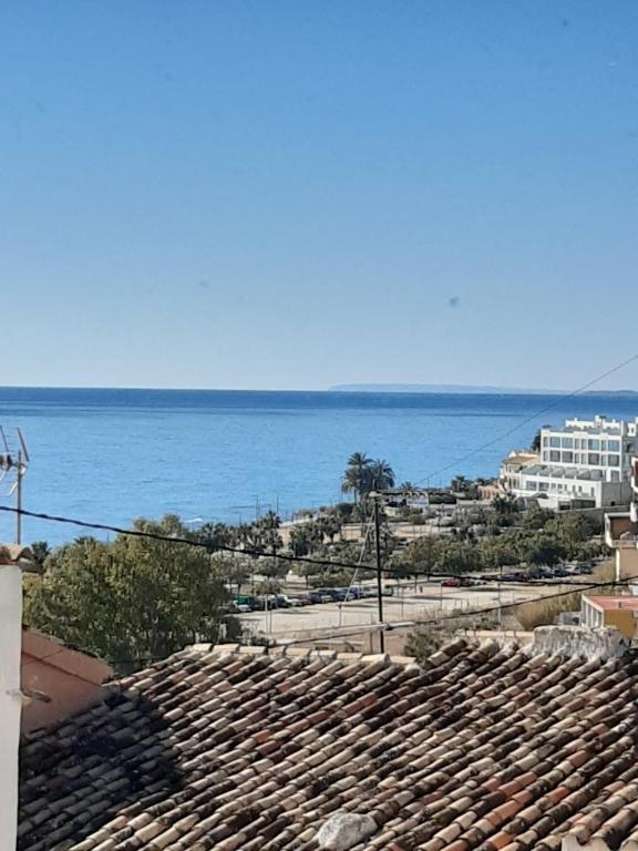 a view of the ocean from the roof of a building at Ksar azul 6 pers à 2 mn de la plage in Villajoyosa