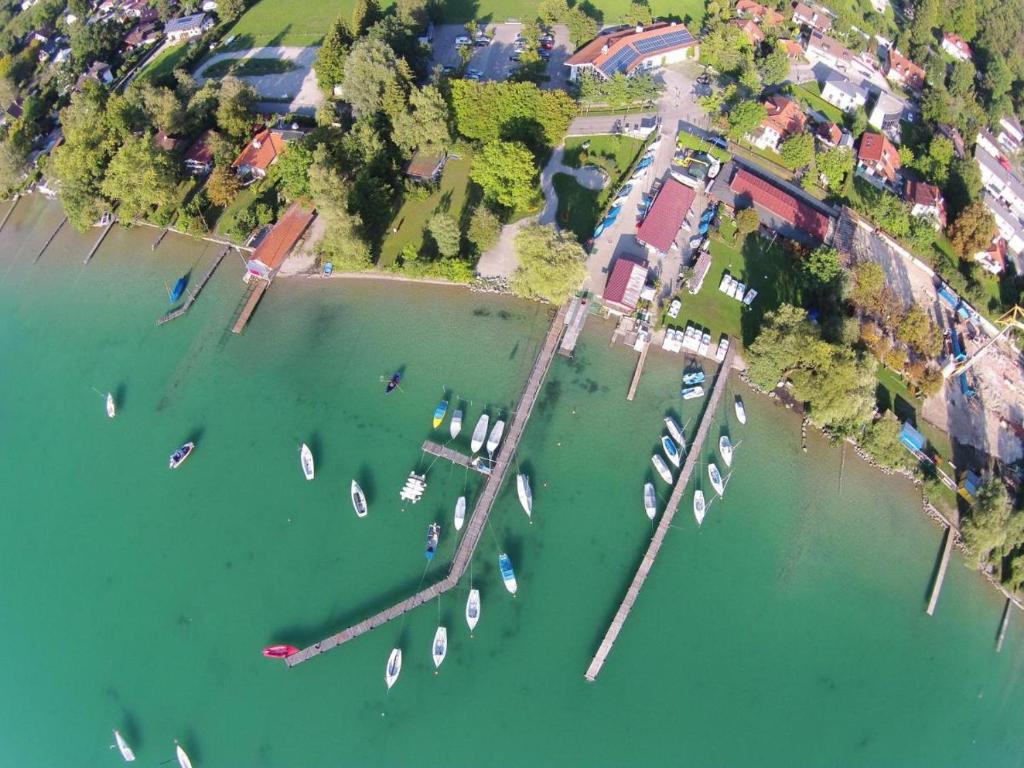 una vista aérea de un puerto con barcos en el agua en Pension am See, en Wörthsee