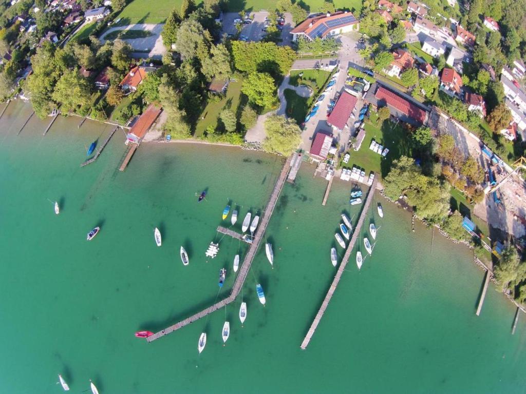 eine Luftansicht eines Hafens mit Booten im Wasser in der Unterkunft Pension am See in Wörthsee