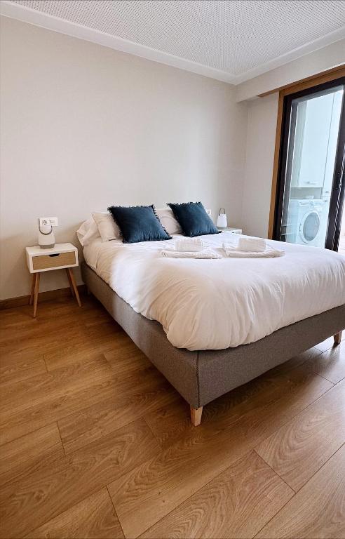 Posteľ alebo postele v izbe v ubytovaní Estudio céntrico 2 con terraza y parking privado