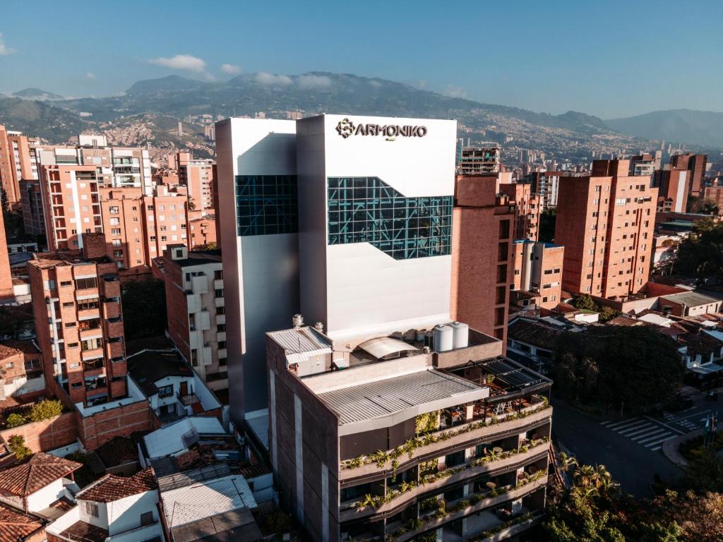 un edificio con un cartel encima de él en una ciudad en Living by Armoniko, en Medellín