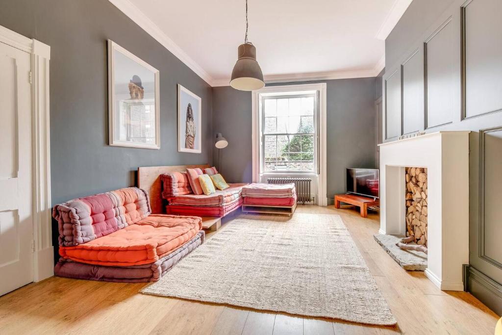 uma sala de estar com um sofá e uma lareira em Host & Stay - The Georgian Townhouse em Liverpool