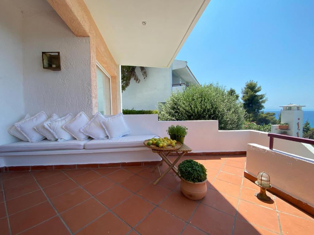 Rõdu või terrass majutusasutuses Konstantinos Siviri Nautilos Residence