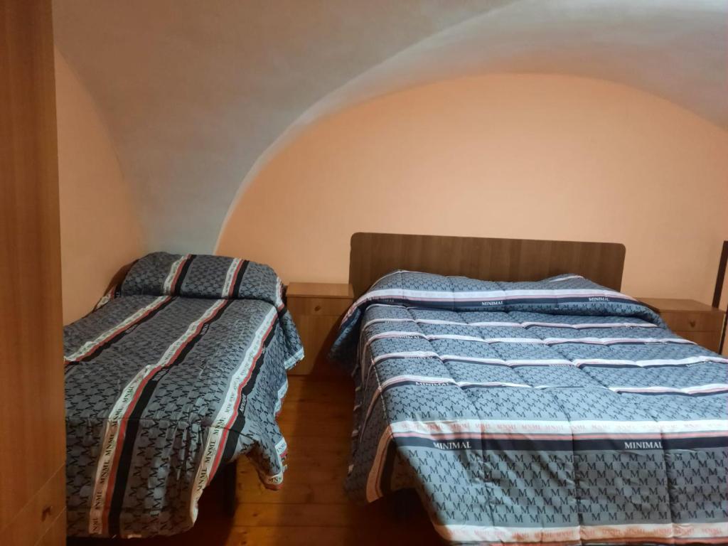 two beds in a room with an attic at CASEVACANZASOTTOLETNA in Giarre