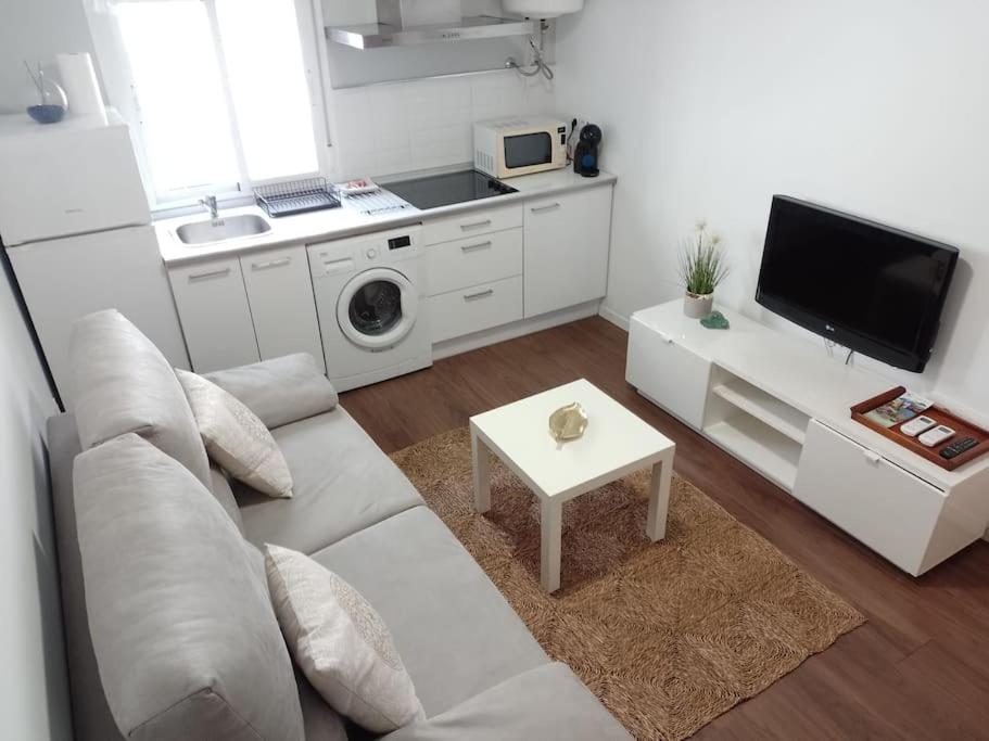 Telewizja i/lub zestaw kina domowego w obiekcie CIzq Apartment 2 br Center CATHEDRAL and ALCÁZAR