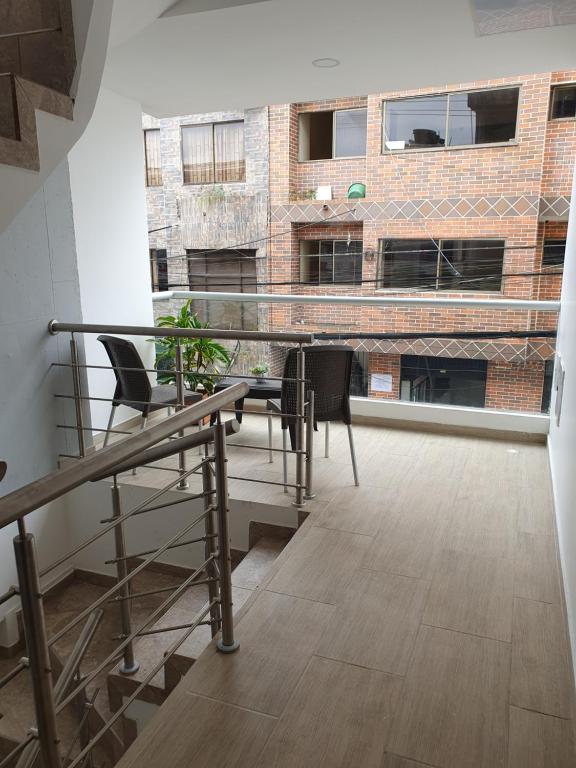 a balcony with a table and chairs and a building at Acogedor ApartaStudio Zona Centro in Quibdó