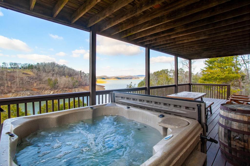 Lakeside Point Private Dock Game Room Hot Tub, Pigeon Updated