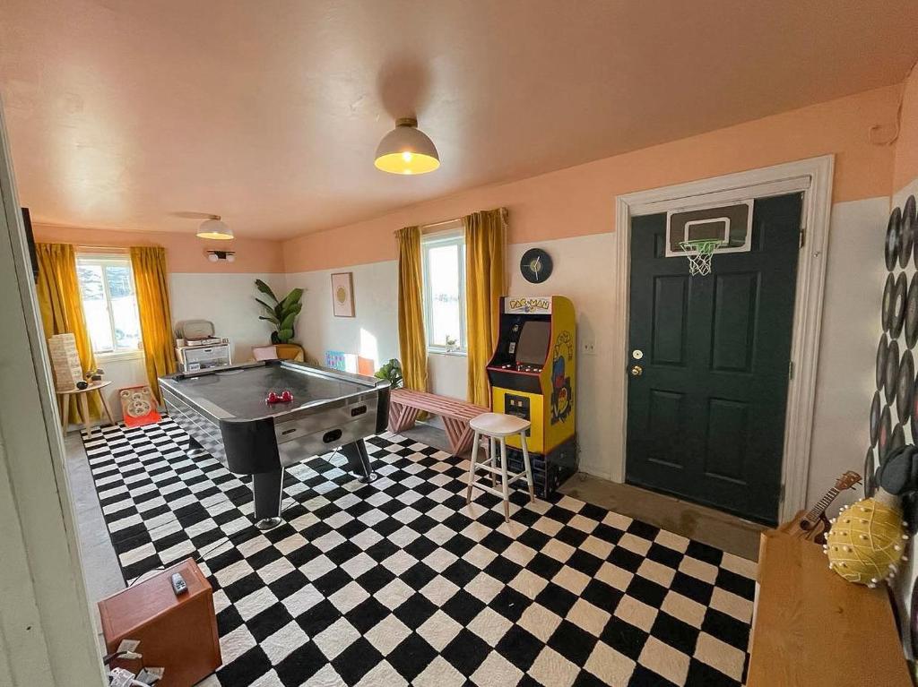 ein Zimmer mit einer Tischtennisplatte und einem Billardtisch in der Unterkunft Fun 4 BR Rexburg Retreat and Game Room, Sleeps 12 in Rexburg
