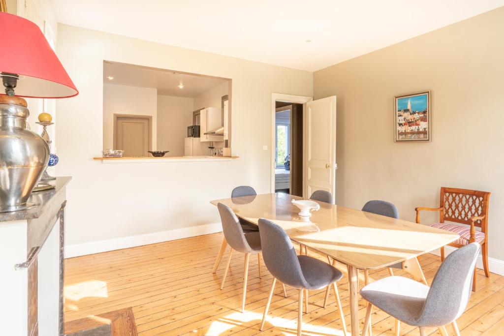 jadalnia ze stołem i krzesłami w obiekcie Splendide appartement face aux remparts Boulogne sur mer w mieście Boulogne-sur-Mer