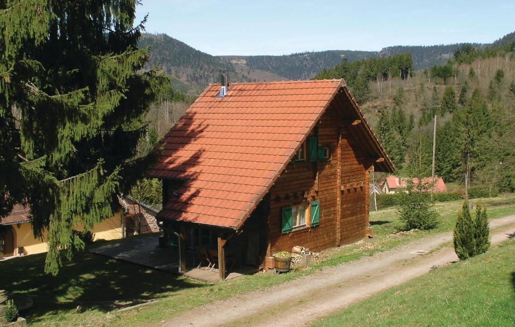 a log cabin with a red roof on a mountain at 2 Bedroom Awesome Home In Saulxures in Saulxures