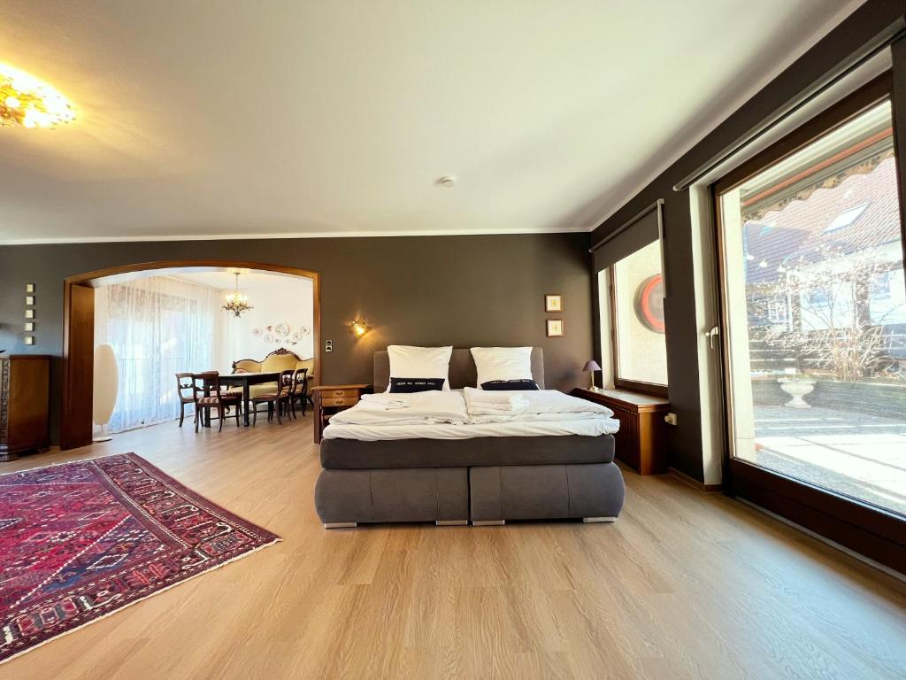 1 dormitorio con 1 cama y comedor en Altstadt-FeWo-Zentrum, en Hameln