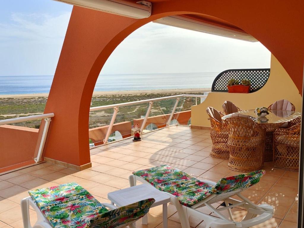 balcón con mesa, sillas y vistas al océano en Apartamento Balcon De Jandia en Playa Jandia