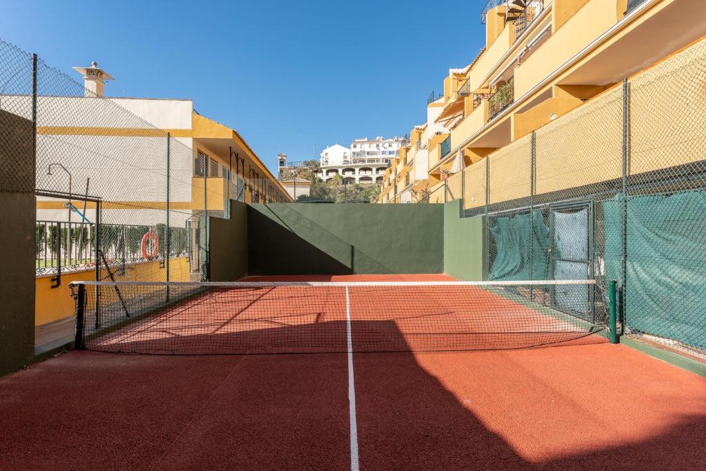 Tenis a/nebo squash v ubytování Beachside Retreat with Private Terrace nebo okolí