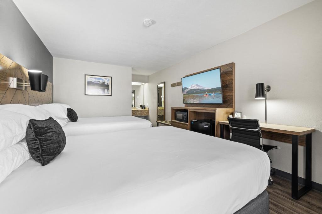 Postel nebo postele na pokoji v ubytování Red Lion Inn & Suites Deschutes River - Bend