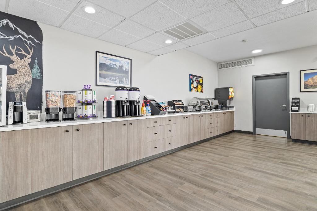 Příslušenství pro přípravu čaje a kávy v ubytování Red Lion Inn & Suites Deschutes River - Bend
