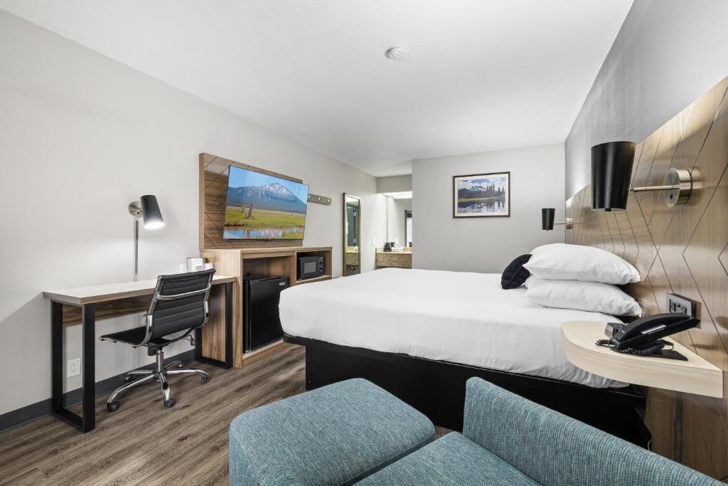 TV a/nebo společenská místnost v ubytování Red Lion Inn & Suites Deschutes River - Bend