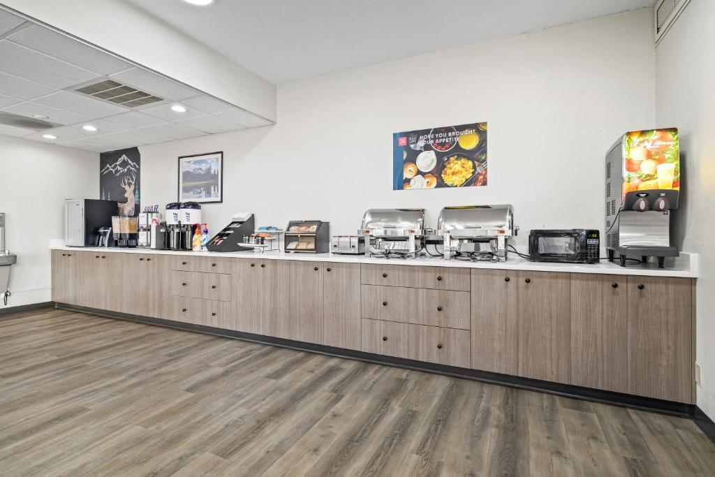 Příslušenství pro přípravu čaje a kávy v ubytování Red Lion Inn & Suites Deschutes River - Bend