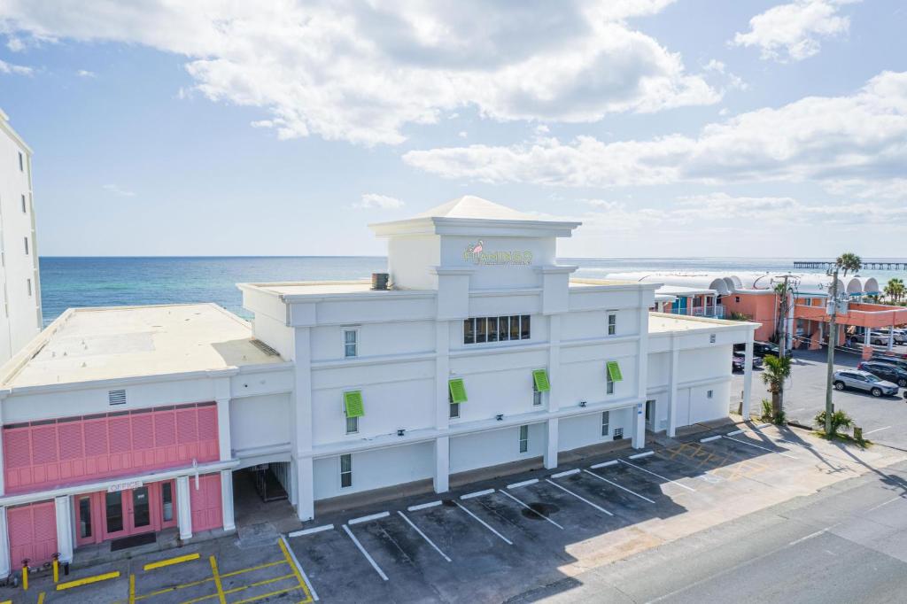 Un bâtiment blanc avec l'océan en arrière-plan dans l'établissement Flamingo Hotel & Tower, à Panama City Beach