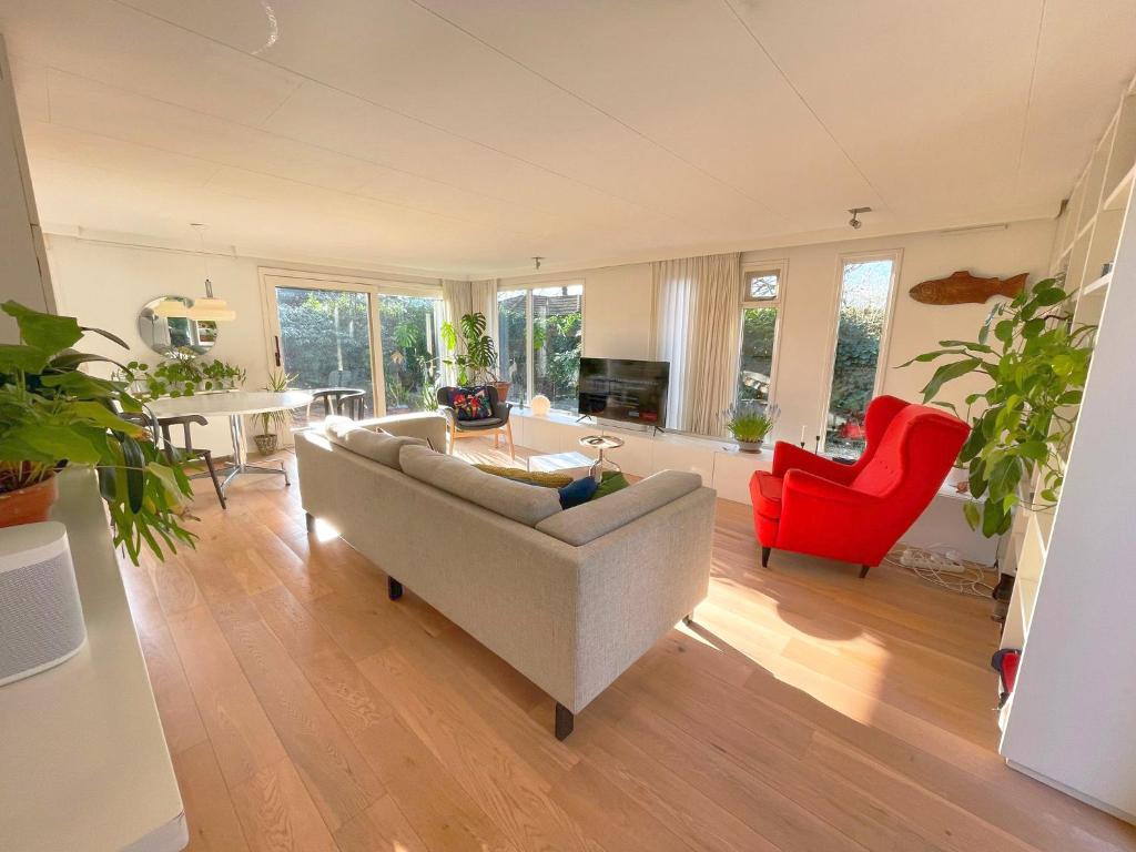 Secluded Nature Cottage, private and light, VOORTHUIZEN Veluwe, next to Forest, very quiet