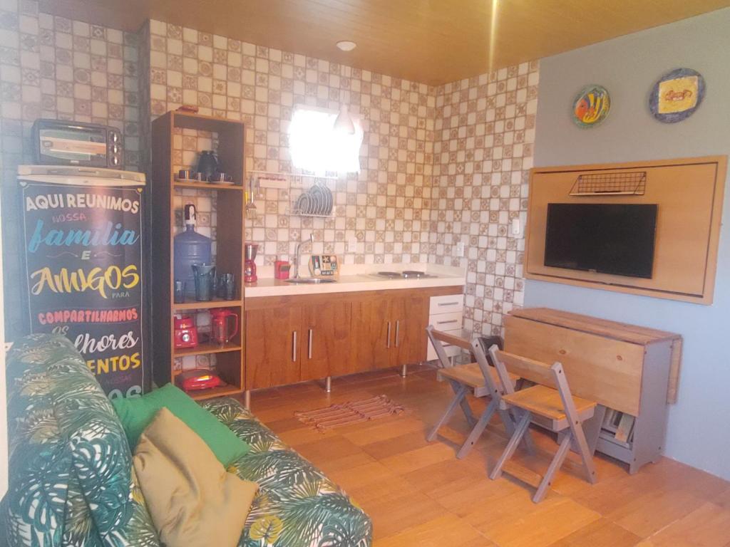 sala de estar con cocina y comedor en Flat Recanto Gaivota - Praia de Peroba - Maragogi, en Maragogi
