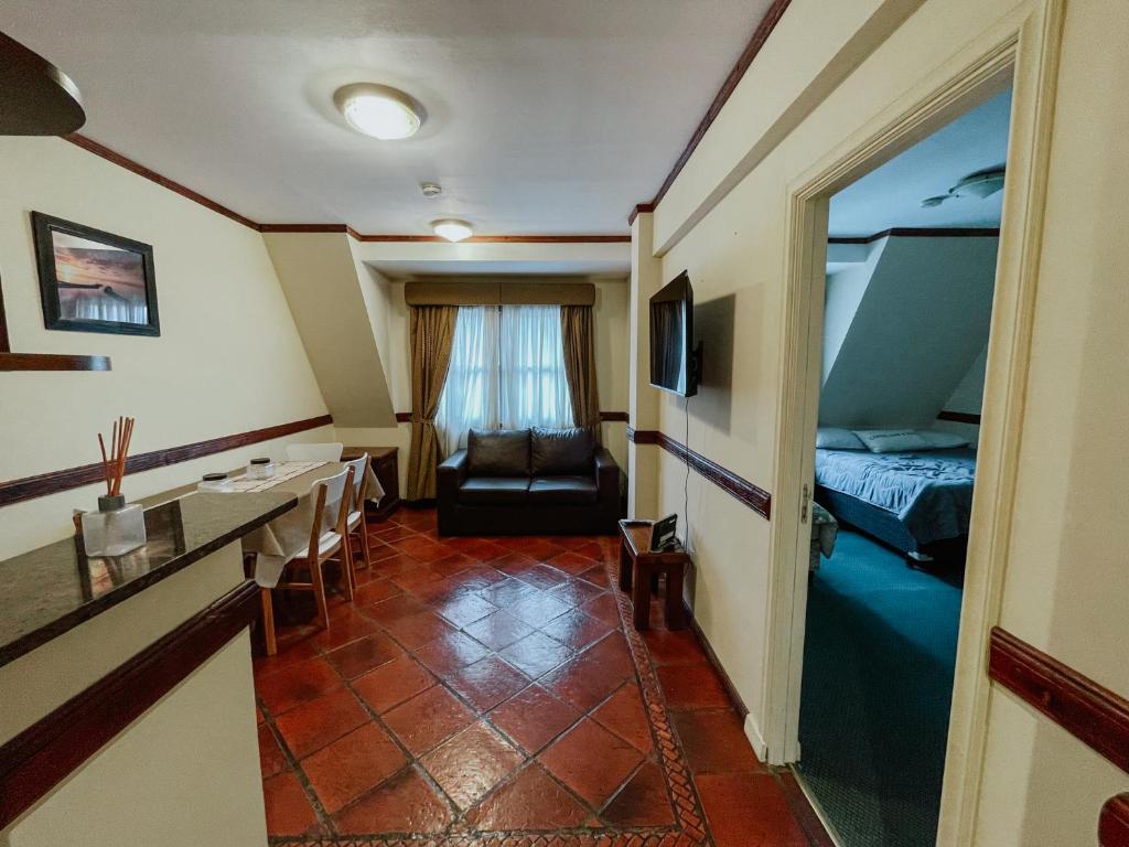 Habitación de hotel con 1 dormitorio con cama y escritorio en Aunaisin-Viejo lobo en Ushuaia