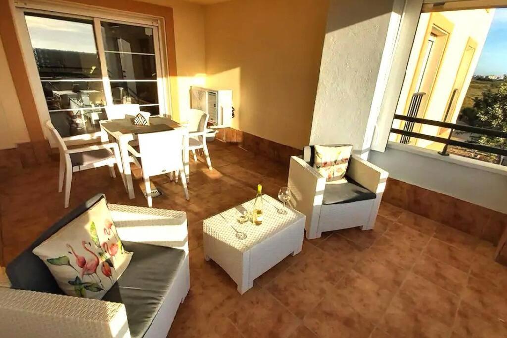 イスラ・カネラにあるLas Marismas de Isla Canelaのソファと椅子とテーブルのあるリビングルーム