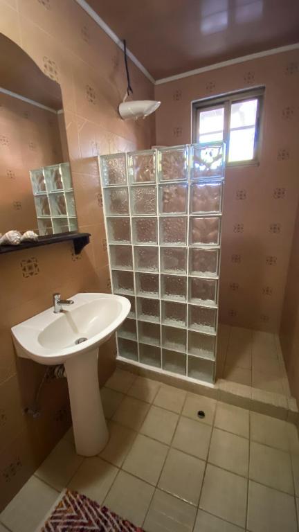 Bilik mandi di Roxy's Bed & Breakfast