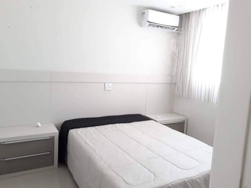 une chambre blanche avec un lit et une fenêtre dans l'établissement Apto Ventano, à Campos dos Goytacazes