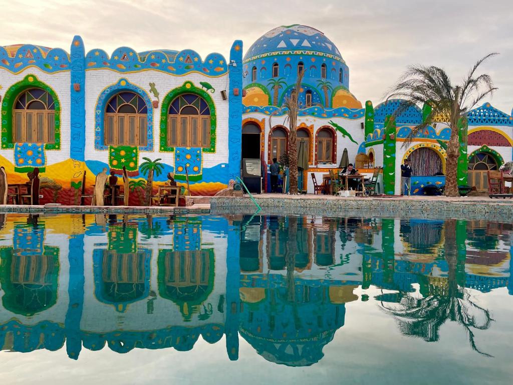 um edifício com uma piscina de água em frente em Kato Dool Wellness Resort em Aswan